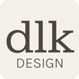 El logotipo de dlk design en color blanco hueso y gris empresa de diseño de interiores y producto